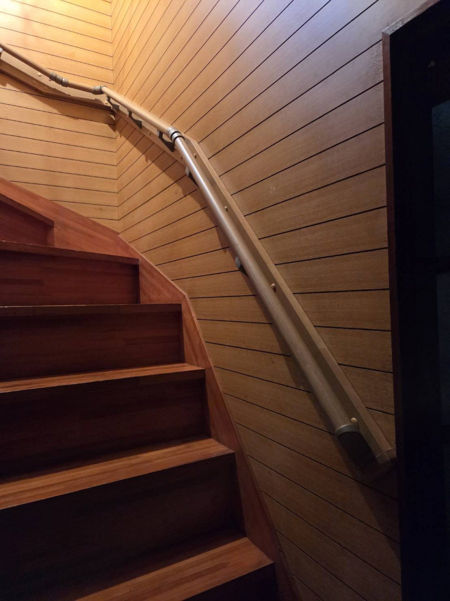 大成トーヨー住器のリフォーム｜手すり取付工事｜後付け手すり｜階段｜秦野市の施工後の写真1