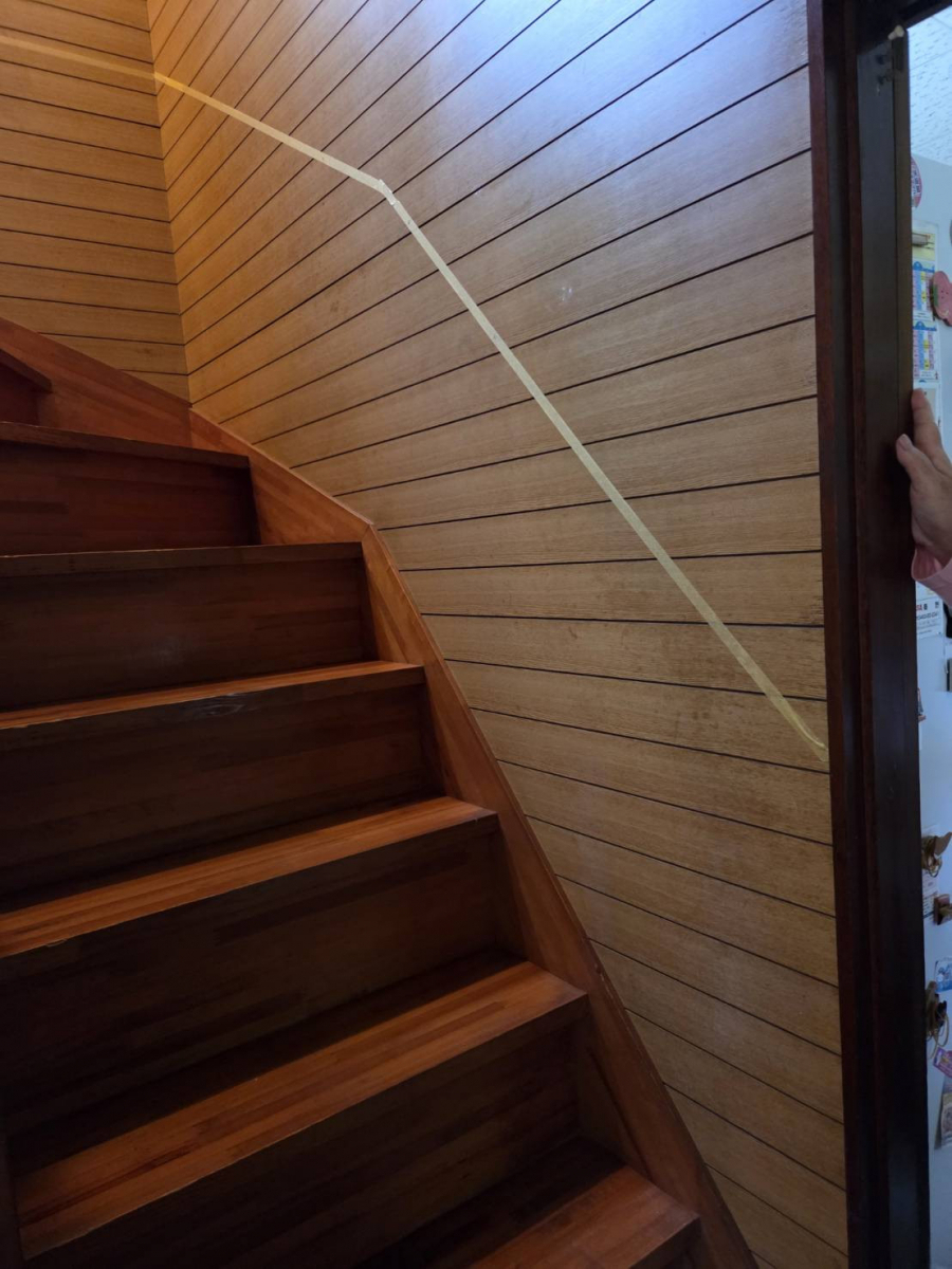 大成トーヨー住器のリフォーム｜手すり取付工事｜後付け手すり｜階段｜秦野市の施工前の写真1