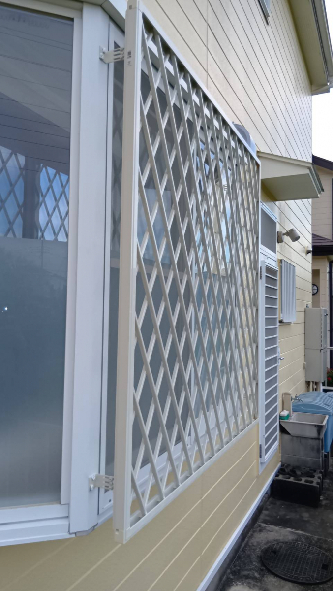 大成トーヨー住器の面格子取付｜防犯｜目隠し効果｜ヒシクロス｜１日リフォーム｜小田原市内の施工後の写真1