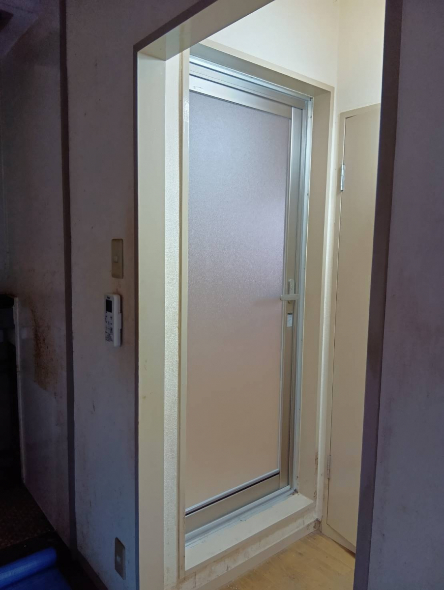 大成トーヨー住器のリシェント浴室開きドア｜浴室ドア交換｜カバー工法｜南足柄市｜壊さないリフォームの施工後の写真1
