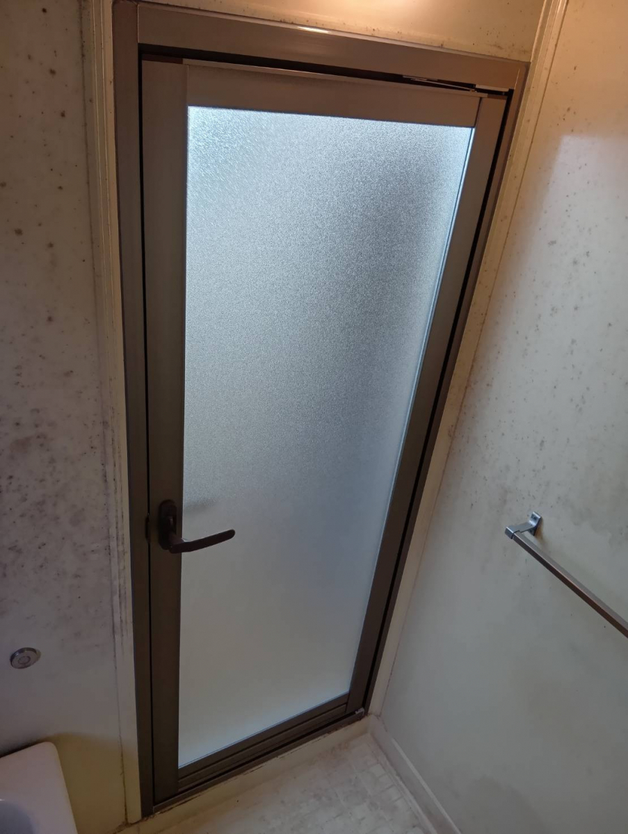 大成トーヨー住器のリシェント浴室開きドア｜浴室ドア交換｜カバー工法｜南足柄市｜壊さないリフォームの施工後の写真2