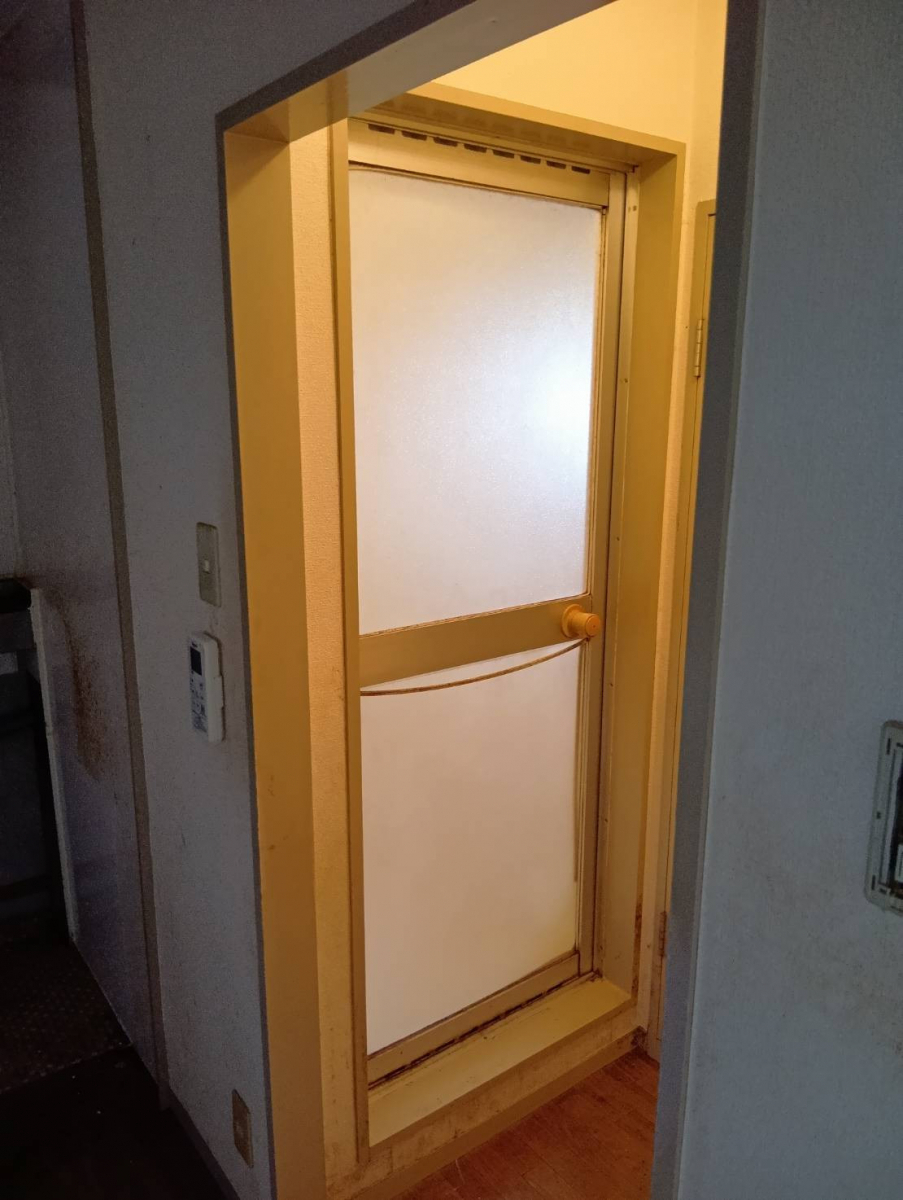 大成トーヨー住器のリシェント浴室開きドア｜浴室ドア交換｜カバー工法｜南足柄市｜壊さないリフォームの施工前の写真1
