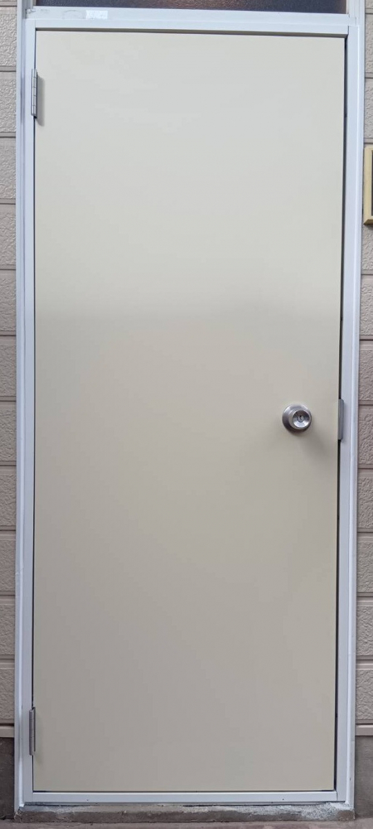 大成トーヨー住器のアパートドア交換｜ロンカラーフラッシュドア｜汎用ドア｜南足柄市の施工後の写真1