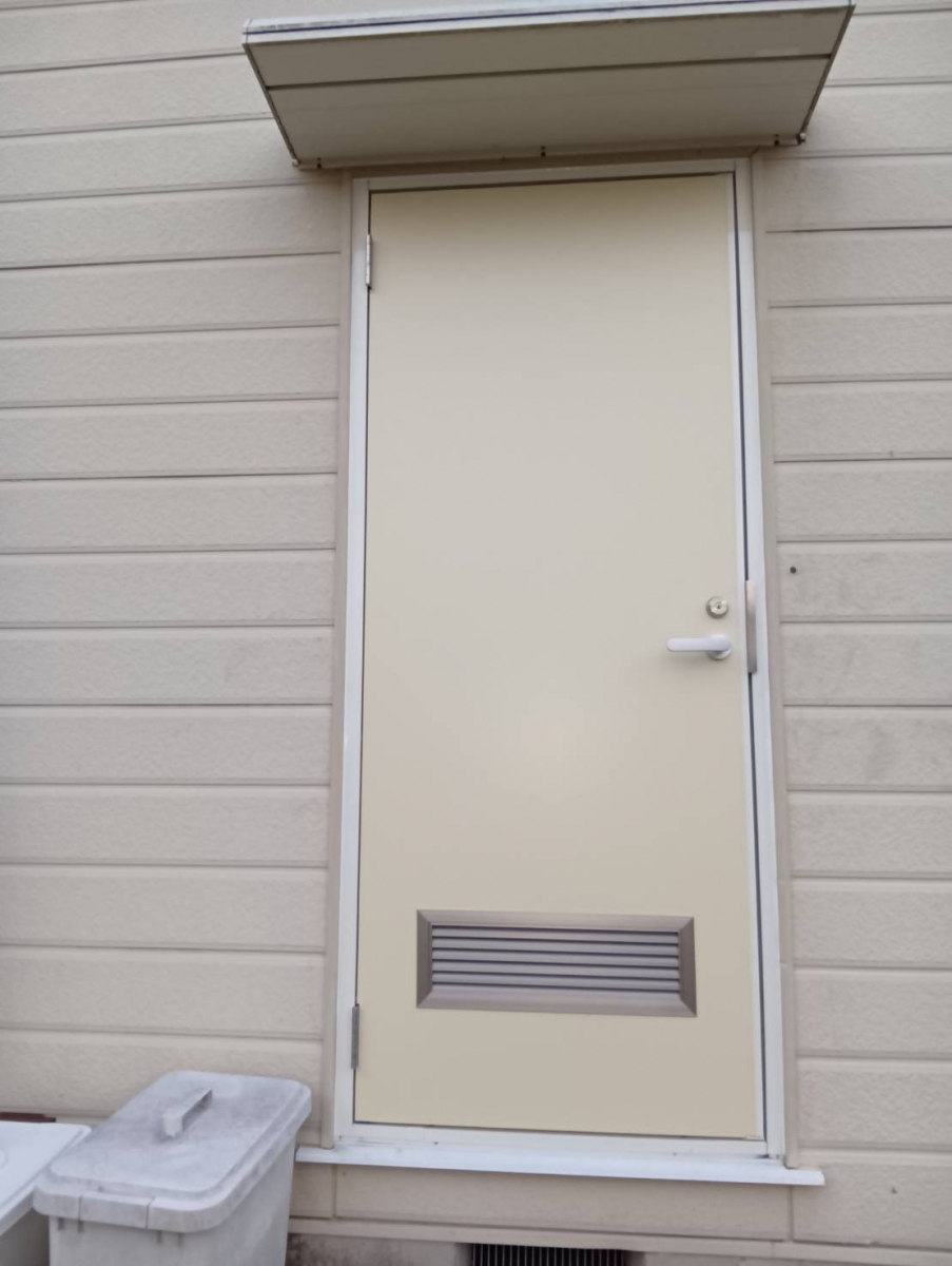 大成トーヨー住器の勝手口ドア交換｜リフォーム｜ロンカラーフラッシュドア｜小田原市の施工後の写真1