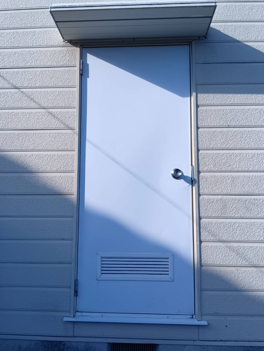 大成トーヨー住器の勝手口ドア交換｜リフォーム｜ロンカラーフラッシュドア｜小田原市の施工前の写真1