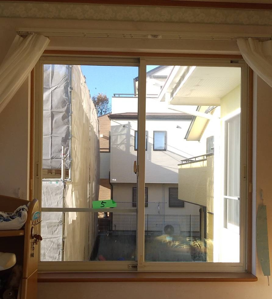 大成トーヨー住器のインプラス｜内窓｜二重窓｜１日施工｜壁を壊さない施工｜小田原市内の施工前の写真1