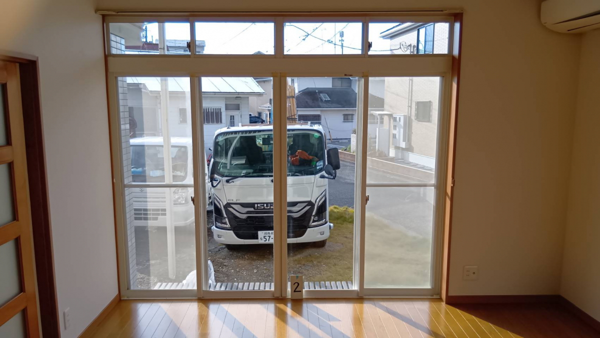 大成トーヨー住器の内窓設置｜インプラス取付工事｜補助金｜小田原市｜壊さないリフォーム｜入る隙なし｜断熱リフォームの施工前の写真1