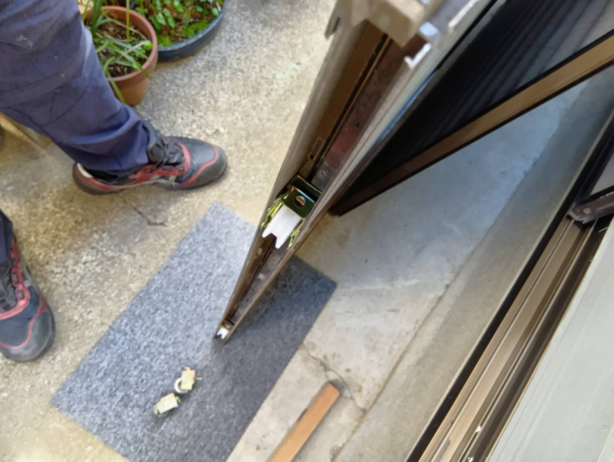 大成トーヨー住器の戸車交換｜雨戸戸車｜浴室引戸戸車｜松田町の施工後の写真1