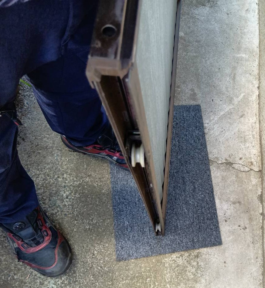 大成トーヨー住器の戸車交換｜雨戸戸車｜浴室引戸戸車｜松田町の施工前の写真1