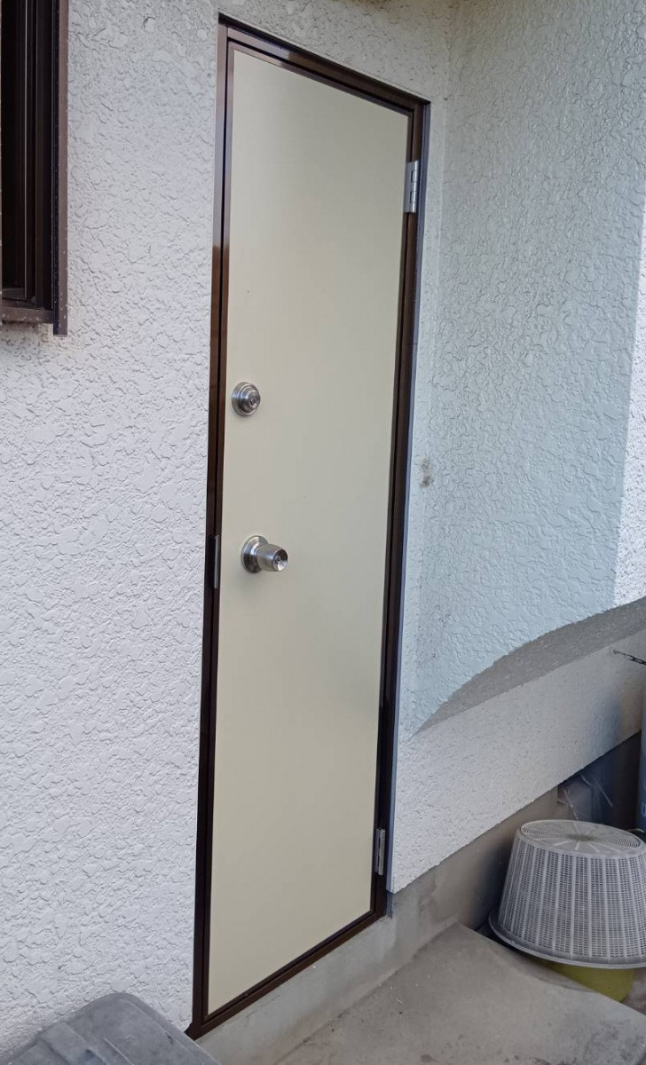 大成トーヨー住器のRF｜リフォーム｜勝手口ドア交換工事｜ロンカラーフラッシュドア｜平塚市の施工後の写真1
