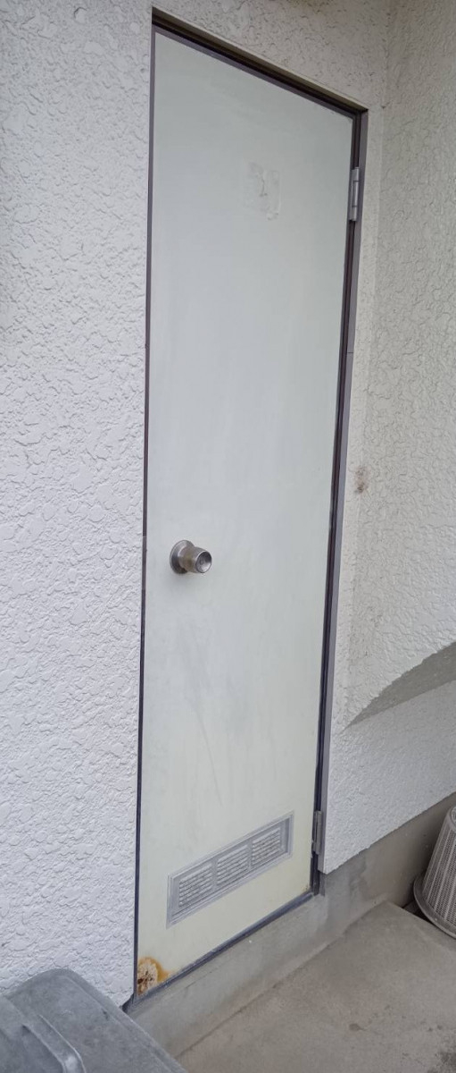 大成トーヨー住器のRF｜リフォーム｜勝手口ドア交換工事｜ロンカラーフラッシュドア｜平塚市の施工前の写真1