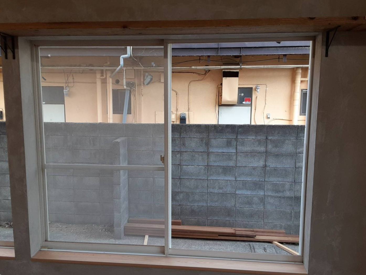 大成トーヨー住器の内窓取付｜インプラス｜補助金活用｜１日施工｜暑さ・寒さ入る隙なし｜茅ヶ崎市の施工前の写真1
