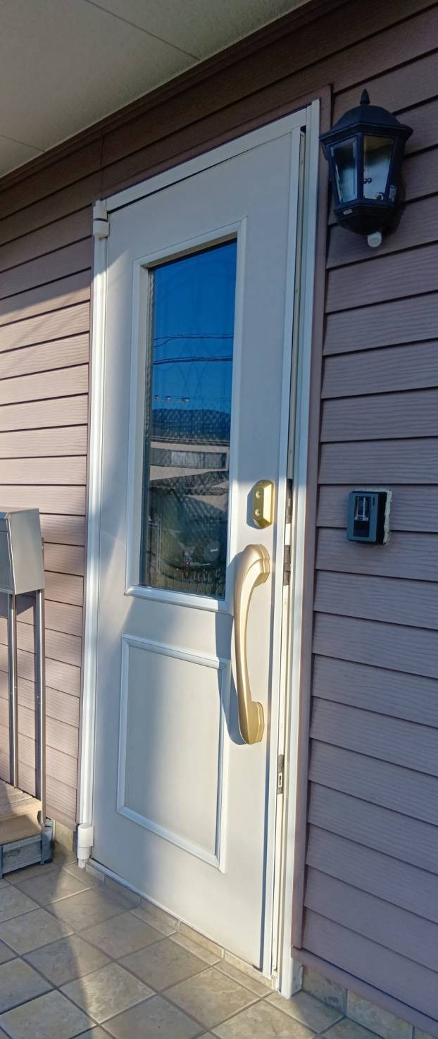大成トーヨー住器のリシェント玄関ドア｜玄関交換｜壁を壊さないリフォーム｜１日施工｜小田原市内の施工前の写真1
