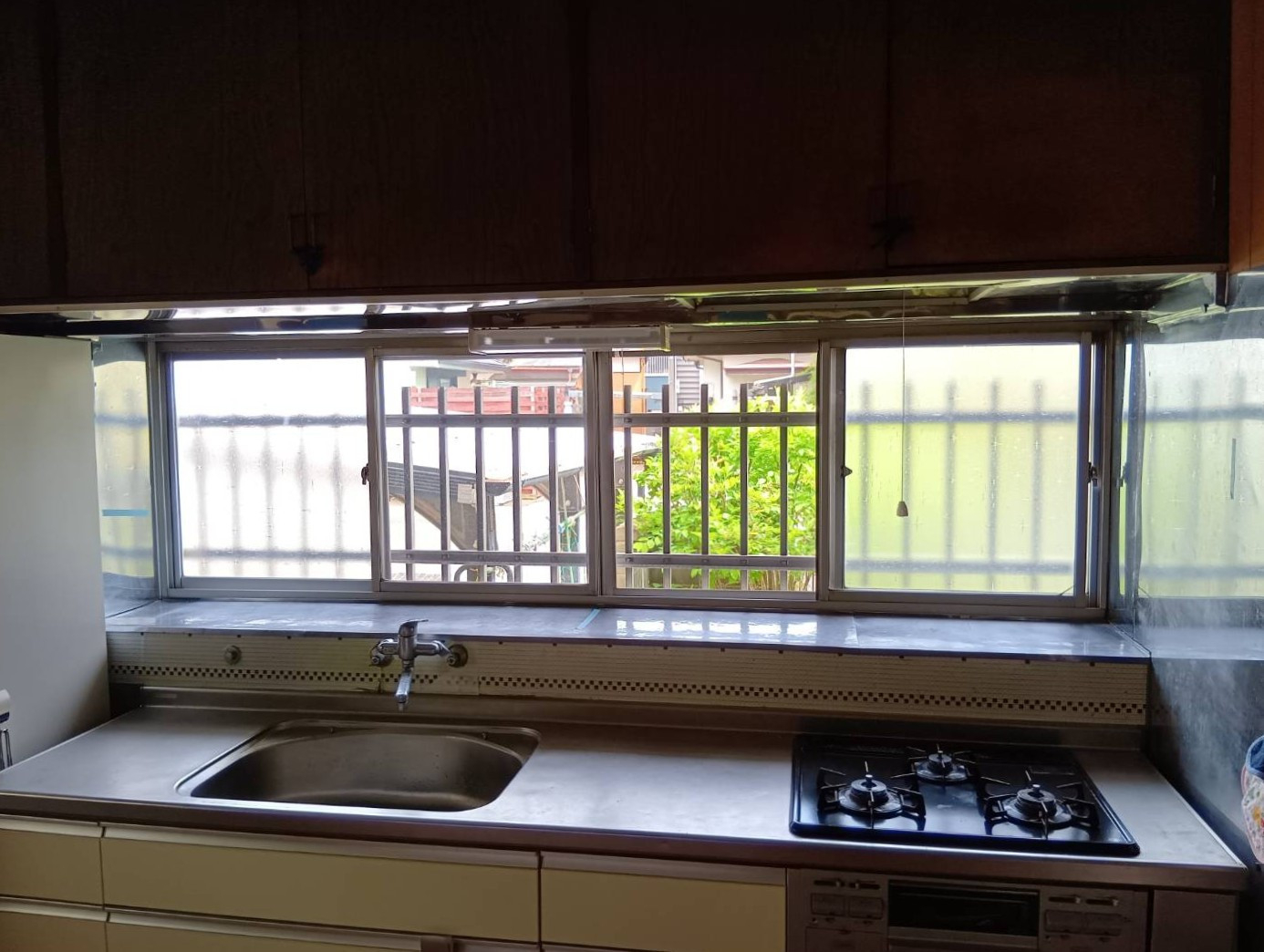 大成トーヨー住器の内窓取付｜インプラス｜１日施工｜補助金活用｜暑さ・寒さ入る隙なし｜小田原の施工前の写真1