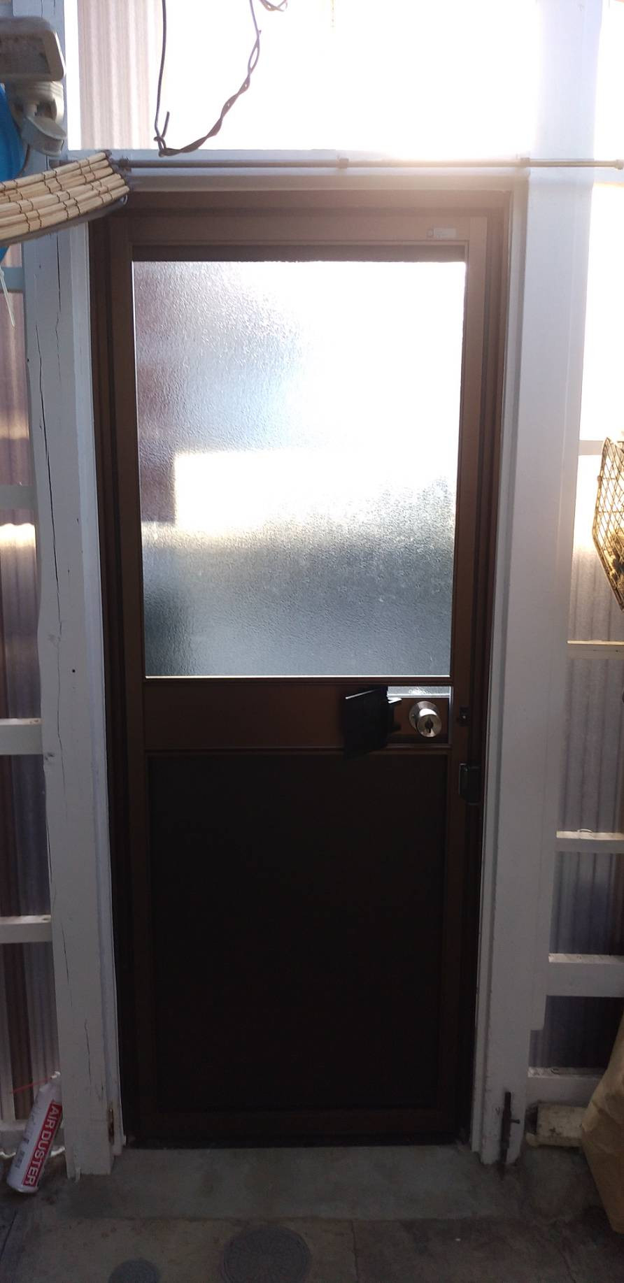 大成トーヨー住器の汎用ドア用網戸取付｜後から工事｜真鶴付近の施工後の写真1