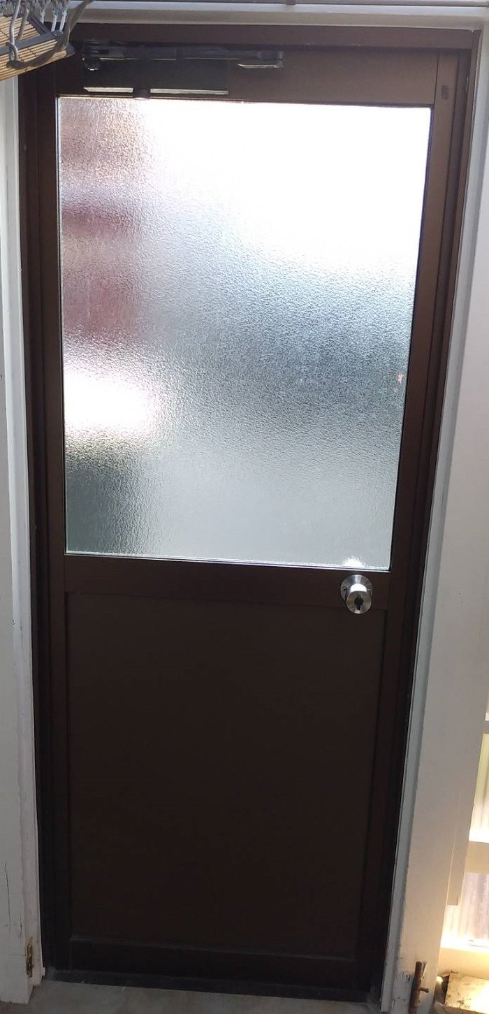 大成トーヨー住器の汎用ドア用網戸取付｜後から工事｜真鶴付近の施工前の写真1