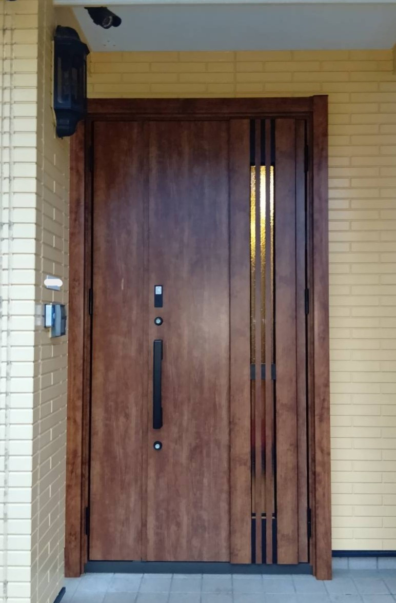 大成トーヨー住器のリシェント玄関ドア｜玄関交換｜壁を壊さないリフォーム｜１日施工｜平塚市の施工後の写真1