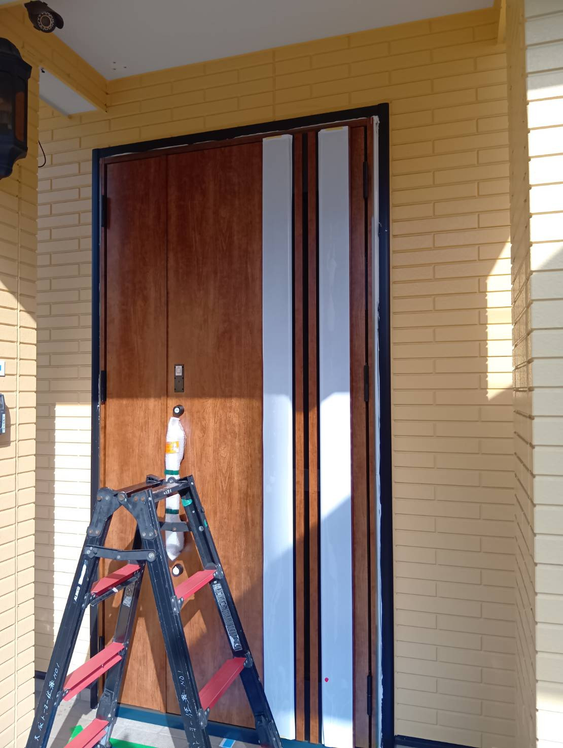 大成トーヨー住器のリシェント玄関ドア｜玄関交換｜壁を壊さないリフォーム｜１日施工｜平塚市の施工後の写真2