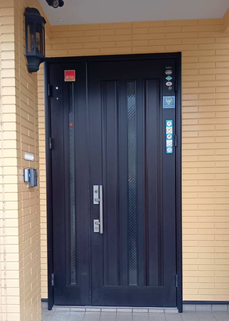 大成トーヨー住器のリシェント玄関ドア｜玄関交換｜壁を壊さないリフォーム｜１日施工｜平塚市の施工前の写真1