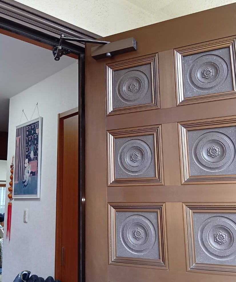 大成トーヨー住器の玄関ドアクローザー交換｜玄関ドア修理｜小田原市の施工後の写真1