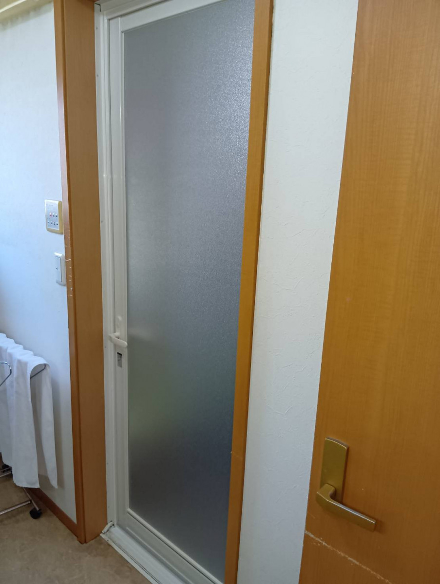 大成トーヨー住器のリシェント浴室開きドア｜浴室ドア交換｜１dayリフォーム｜市内の施工後の写真1