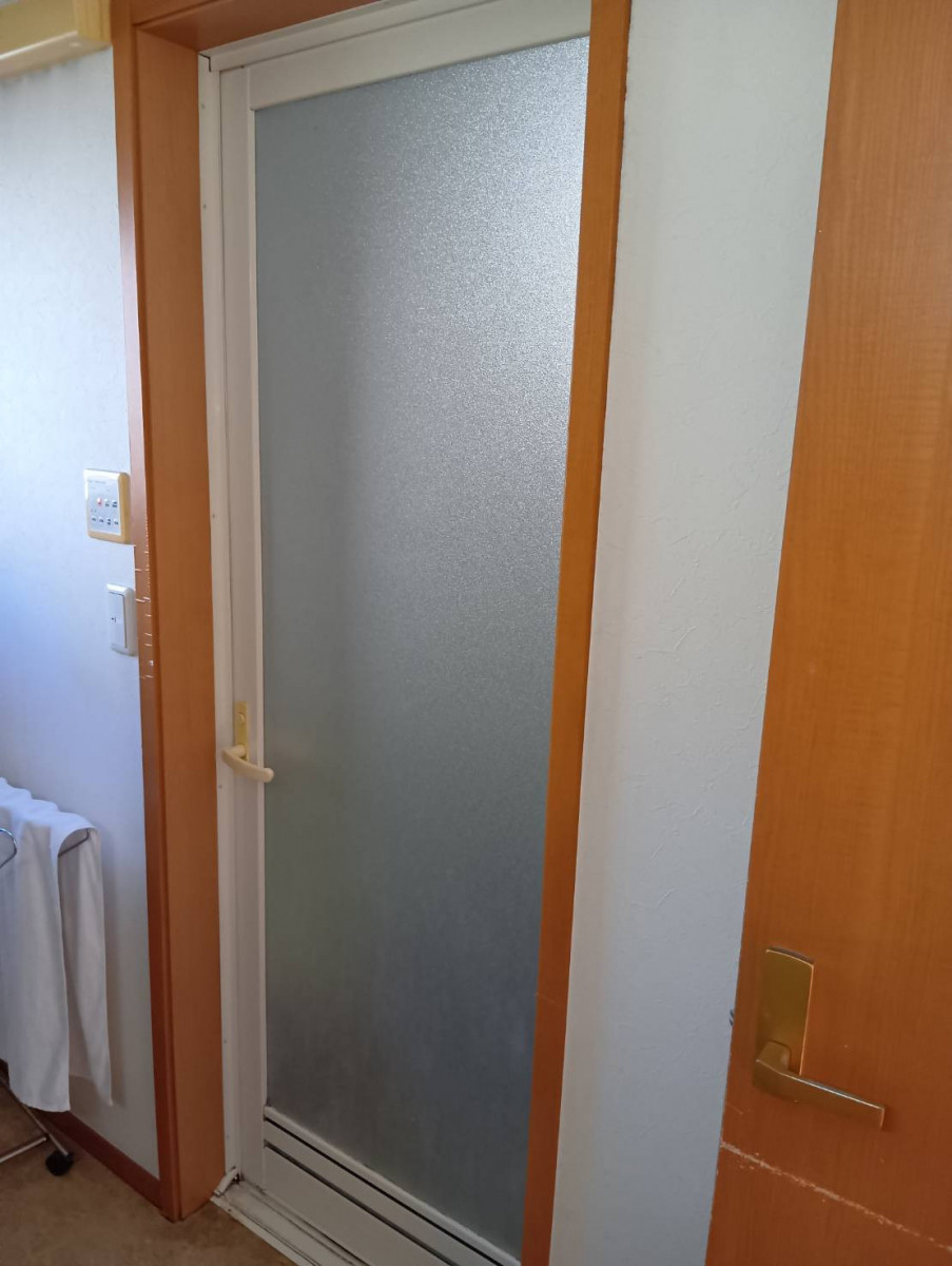 大成トーヨー住器のリシェント浴室開きドア｜浴室ドア交換｜１dayリフォーム｜市内の施工前の写真1