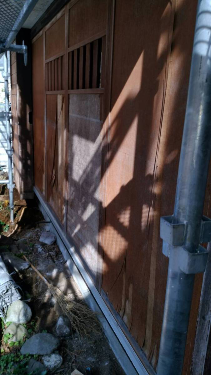 大成トーヨー住器の雨戸取付工事の施工前の写真1