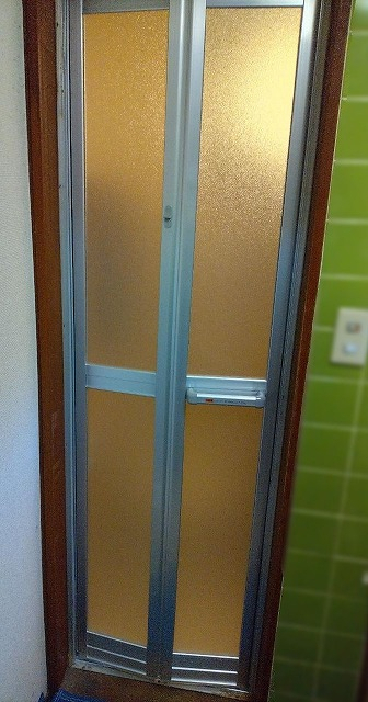 そうぶwindow&doorの【北区】浴室中折れ戸交換工事の施工後の写真1