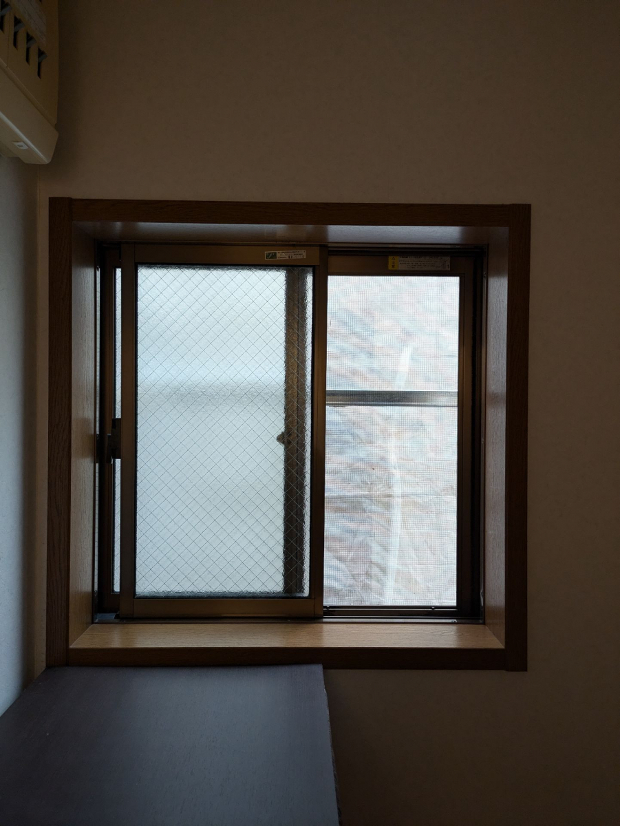 そうぶwindow&doorの【江戸川区】トイレの窓に内窓インプラス設置工事(*^^*)の施工前の写真2