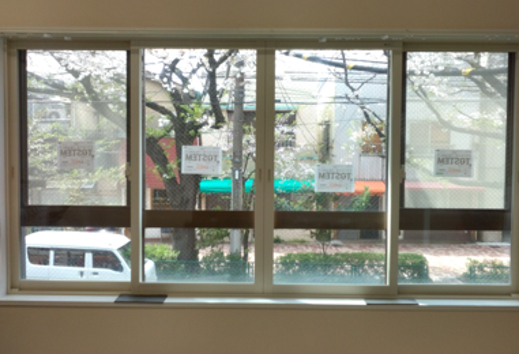 そうぶwindow&doorの【練馬区】珍しい装飾窓にも内窓はつけられます🌟4枚建ての内窓インプラス🌟の施工後の写真1