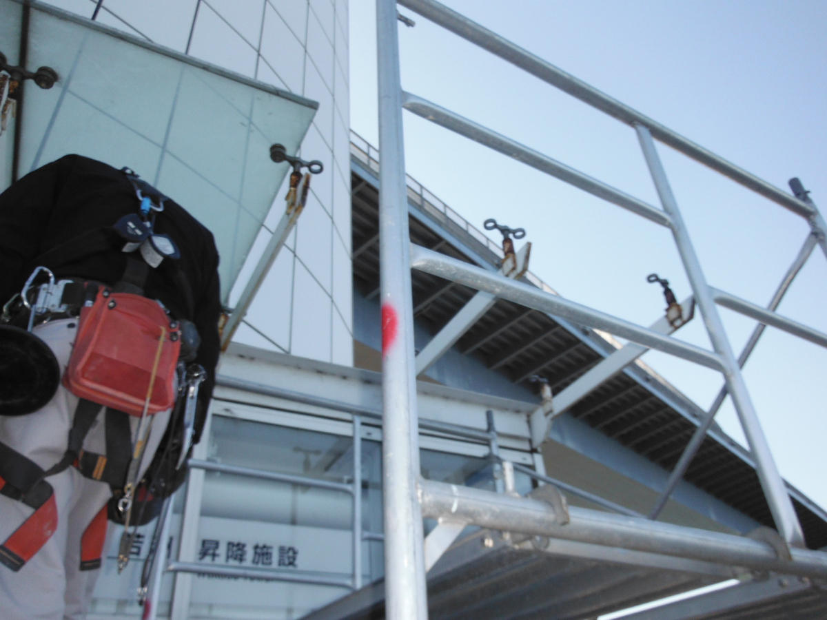 そうぶwindow&doorの【官公庁案件】タワーの出入口の庇(ひさし)の交換をしてきました🌟の施工前の写真1