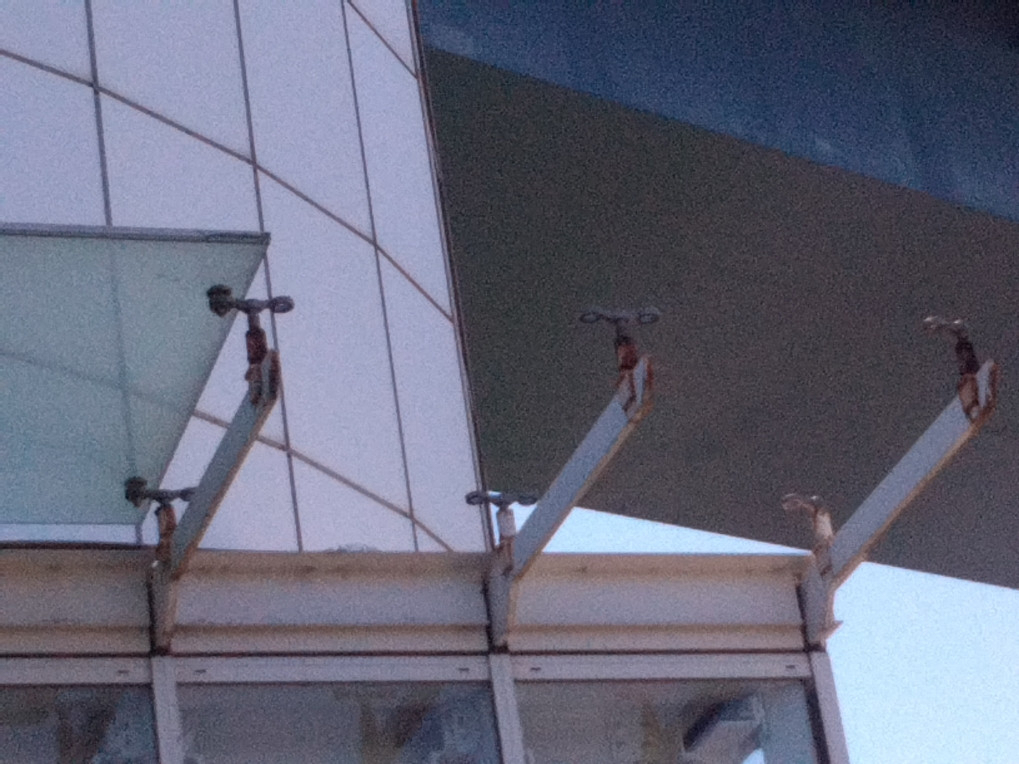 そうぶwindow&doorの【官公庁案件】タワーの出入口の庇(ひさし)の交換をしてきました🌟の施工前の写真2