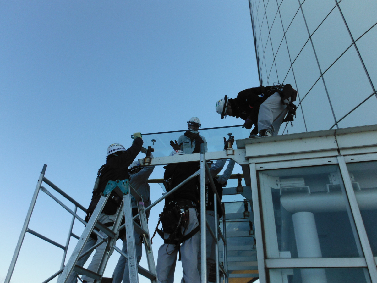 そうぶwindow&doorの【官公庁案件】タワーの出入口の庇(ひさし)の交換をしてきました🌟の施工前の写真3