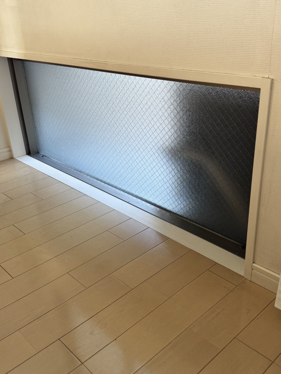 そうぶwindow&doorの【江戸川区】足元のFIX窓（はめ殺し窓）に内窓インプラスを取り付けました！の施工前の写真1