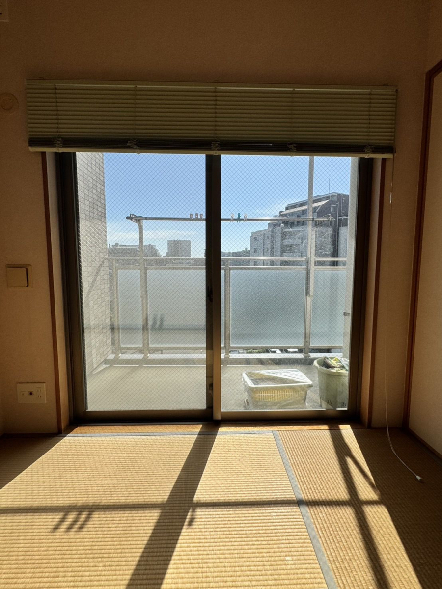 そうぶwindow&doorの【江戸川区】足元のFIX窓（はめ殺し窓）に内窓インプラスを取り付けました！の施工前の写真2