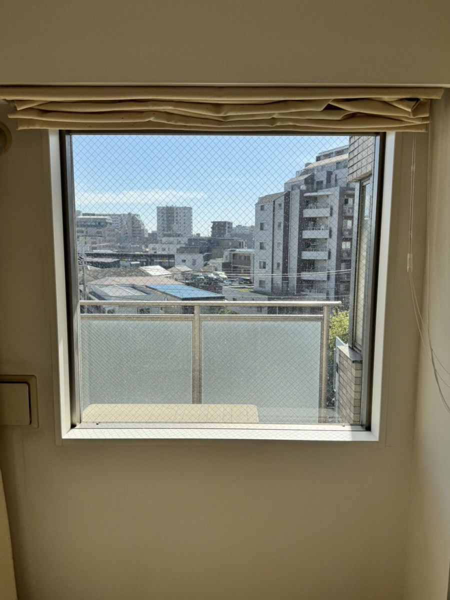 そうぶwindow&doorの【江戸川区】足元のFIX窓（はめ殺し窓）に内窓インプラスを取り付けました！の施工前の写真3