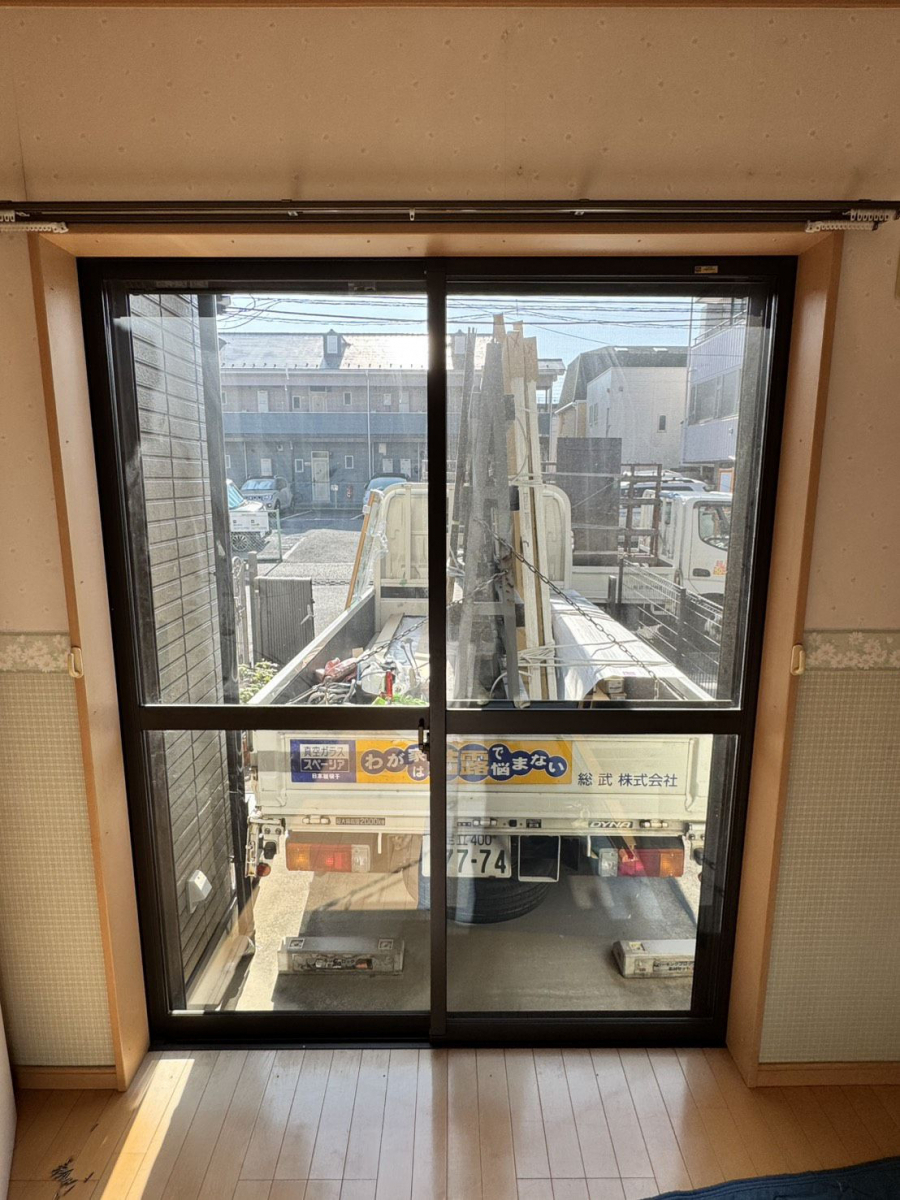 そうぶwindow&doorの【江戸川区】キッチンの極寒テラスドア卒業！料理中上半身はコンロの火で暑いのに足元は氷点下との事でしたの施工前の写真1