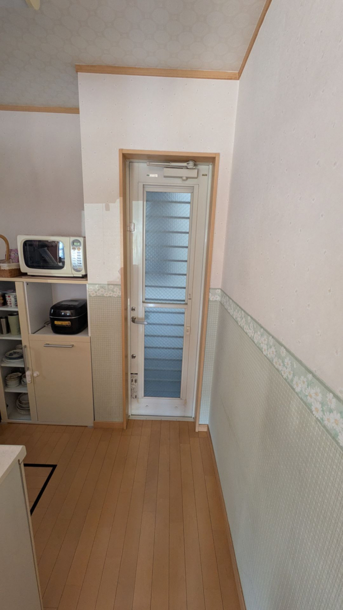 そうぶwindow&doorの【江戸川区】キッチンの極寒テラスドア卒業！料理中上半身はコンロの火で暑いのに足元は氷点下との事でしたの施工前の写真3