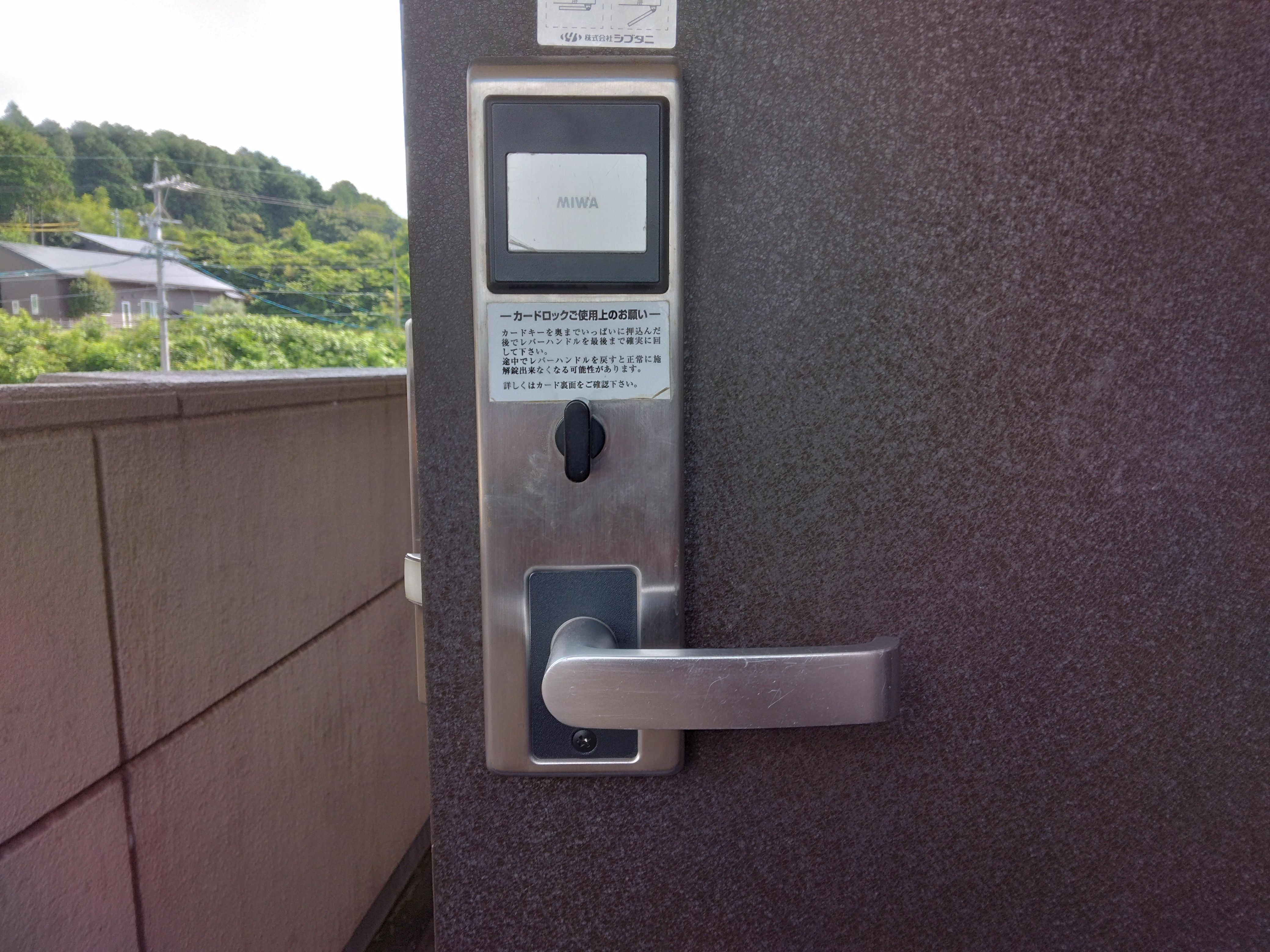 小島硝子のMIWA MC25カードロックをレバーハンドル錠に交換。の施工事例詳細写真1