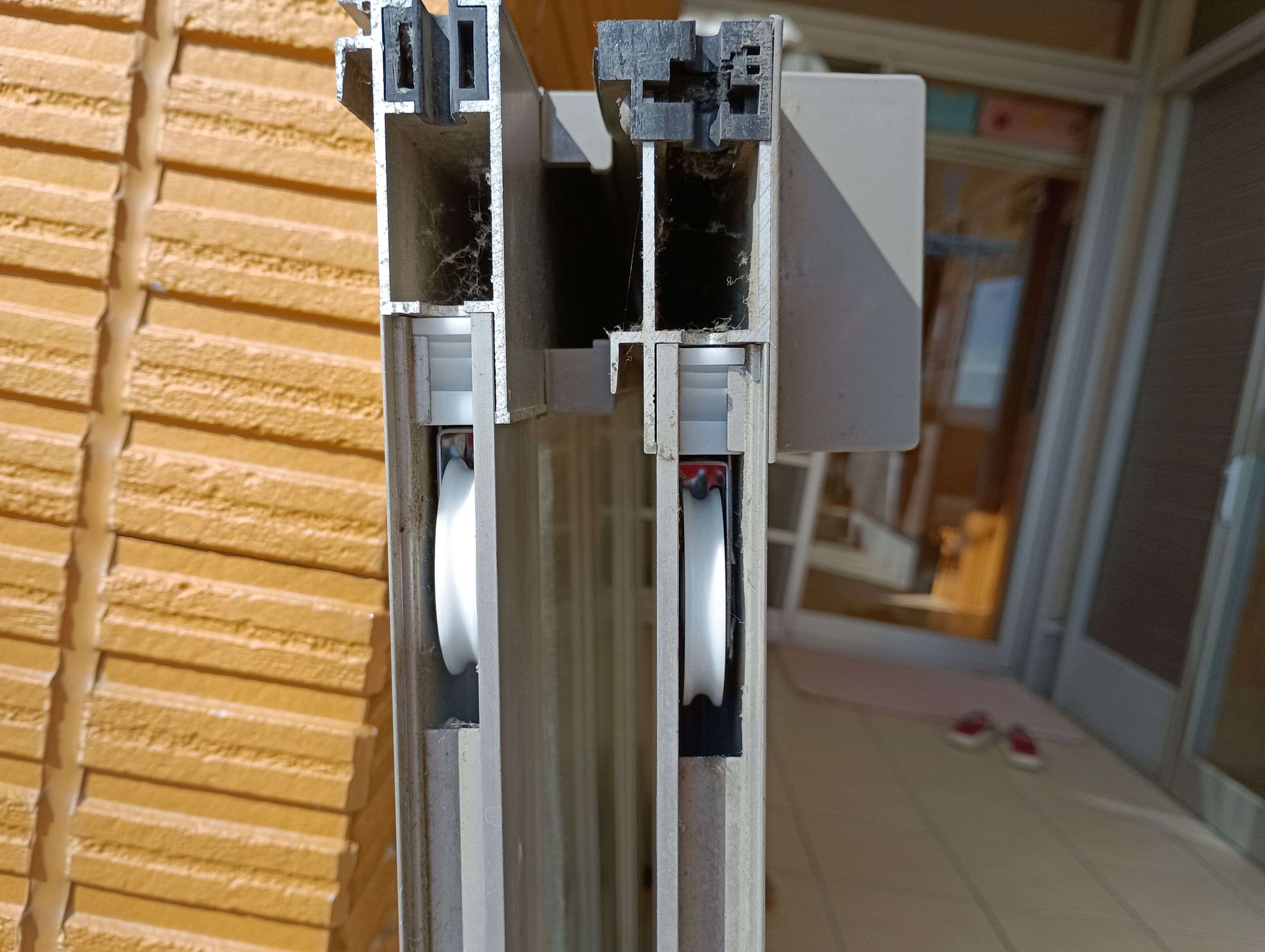 小島硝子の破損して動きが悪くなった戸車を交換。の施工事例詳細写真2