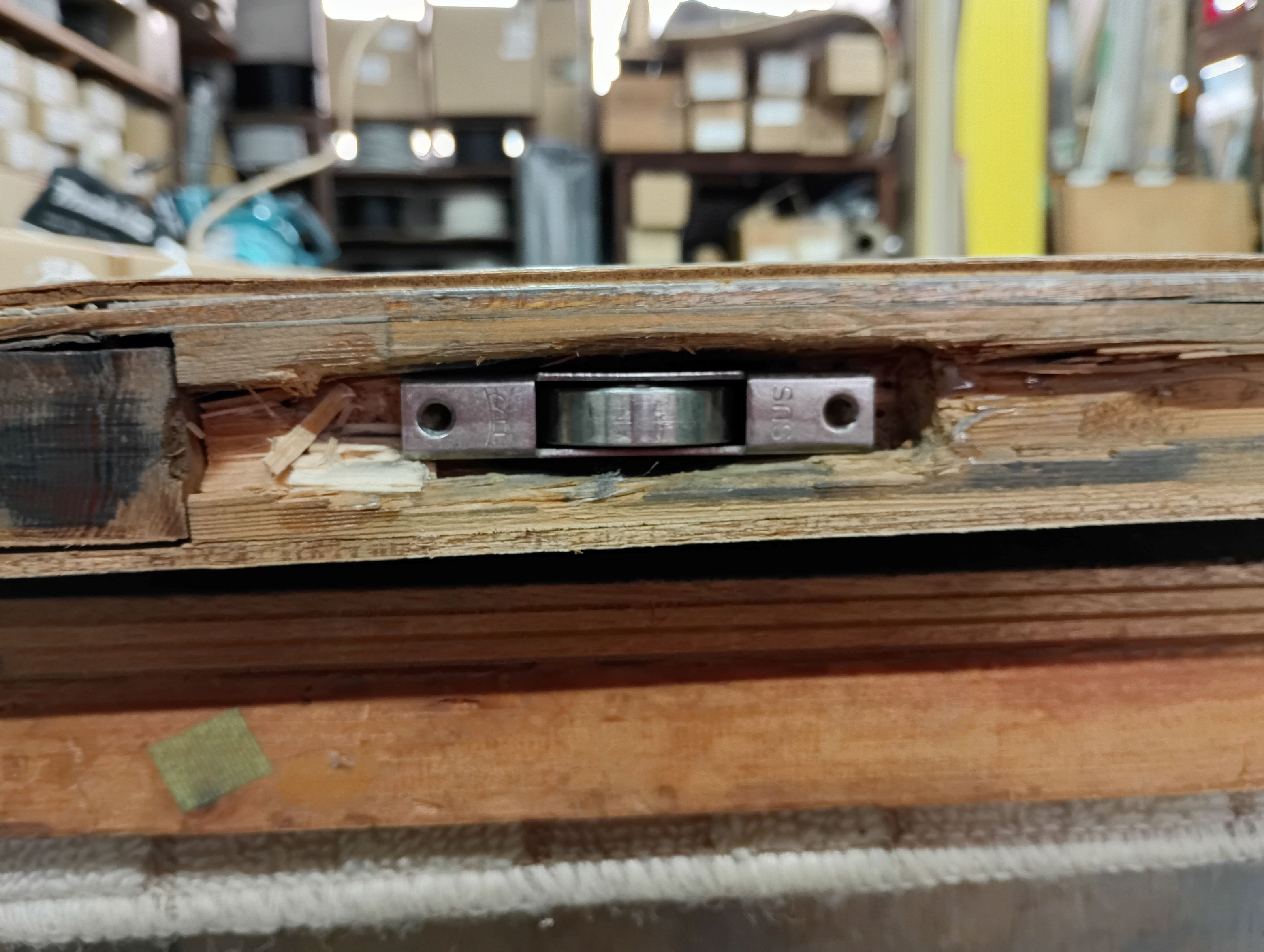 小島硝子の戸車の取付部分が破損した木製建具を修理の施工事例詳細写真1