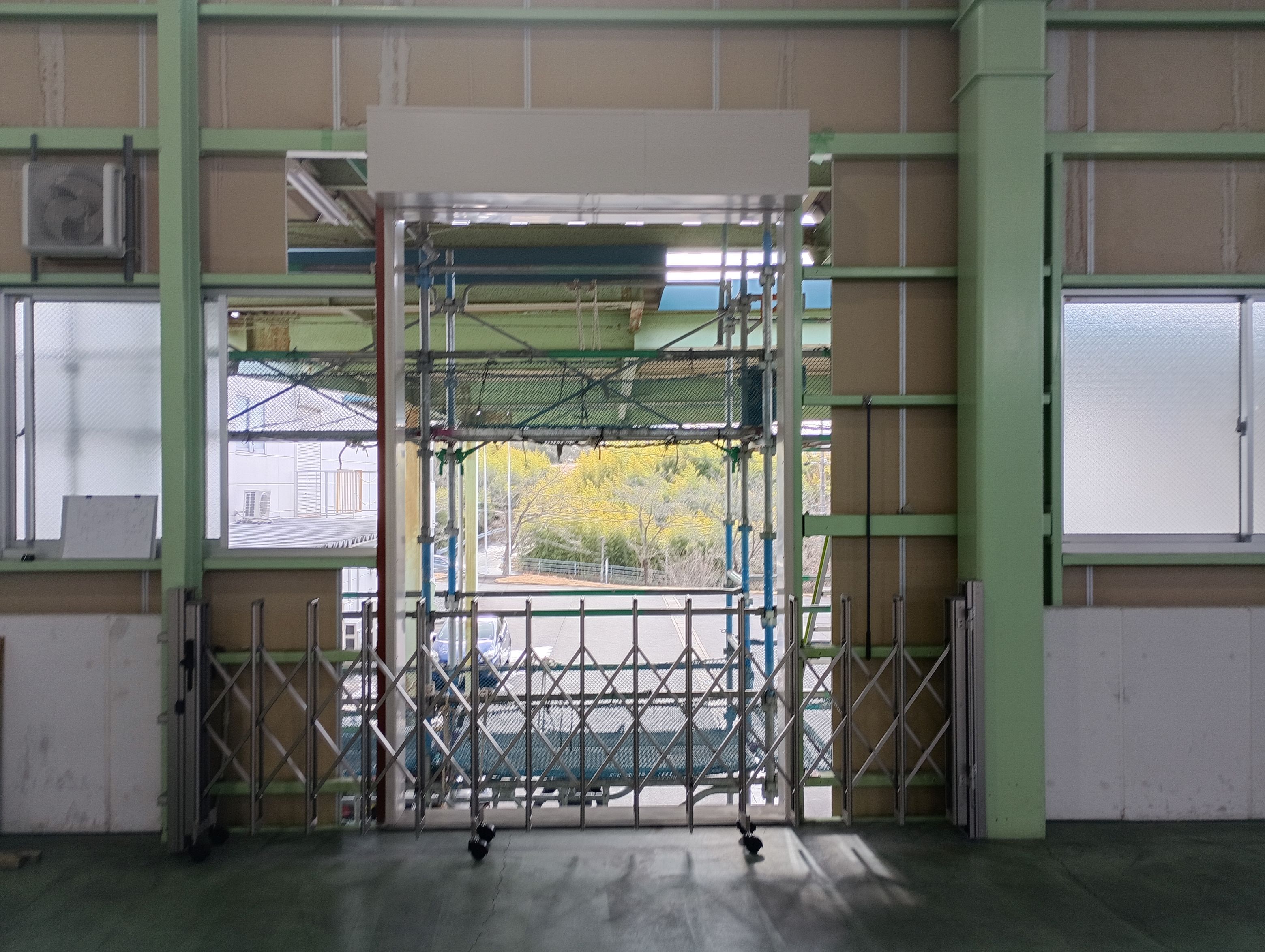 小島硝子の倉庫２階の外壁を部分撤去して、開口部に軽量手動ｼｬｯﾀｰと伸縮門扉を設置。の施工事例詳細写真1