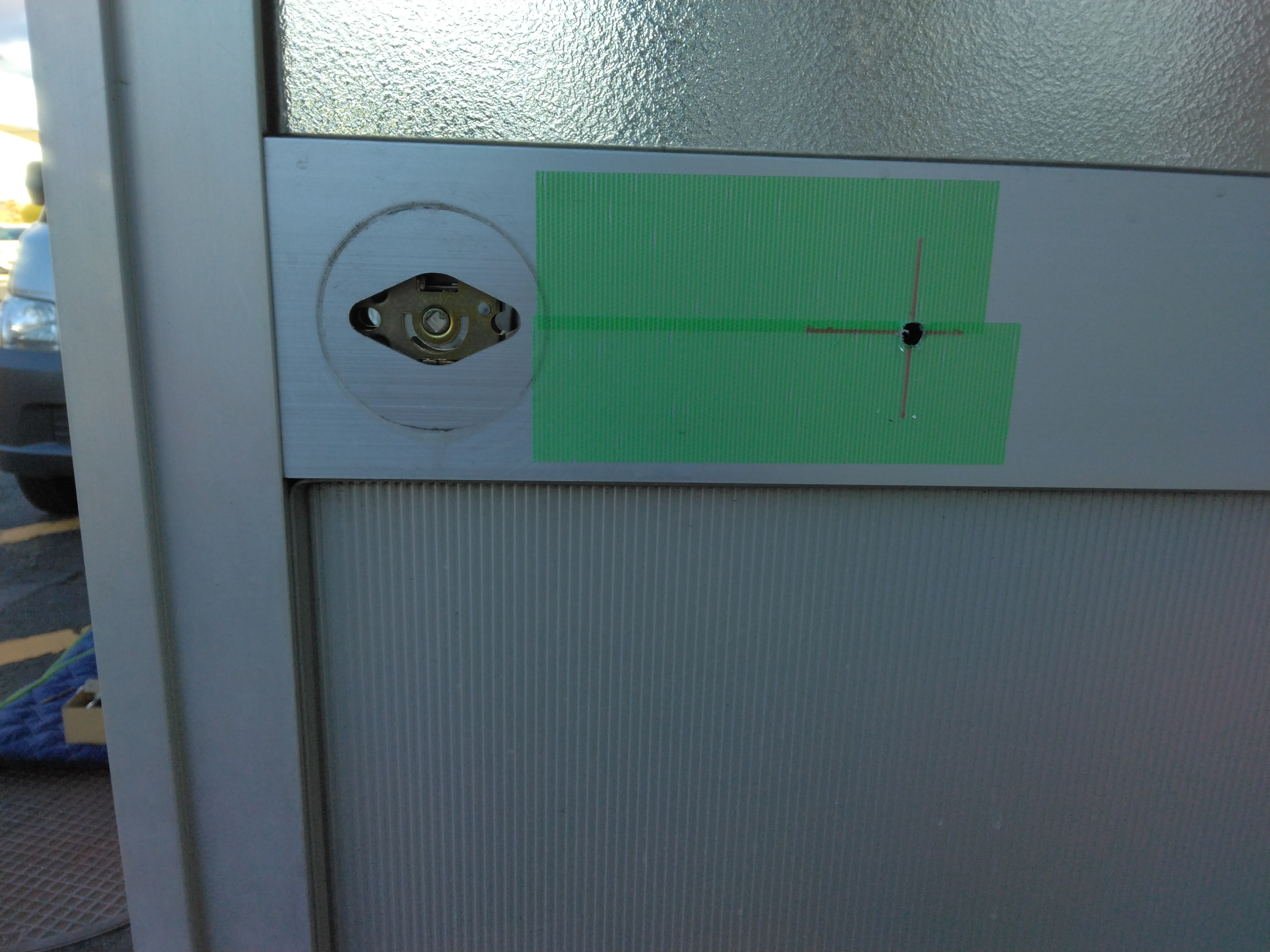 小島硝子の框ドア対応玉座取替錠（横）キーレックス500-22275XMSに交換しキーレスフリー‼の施工事例詳細写真2
