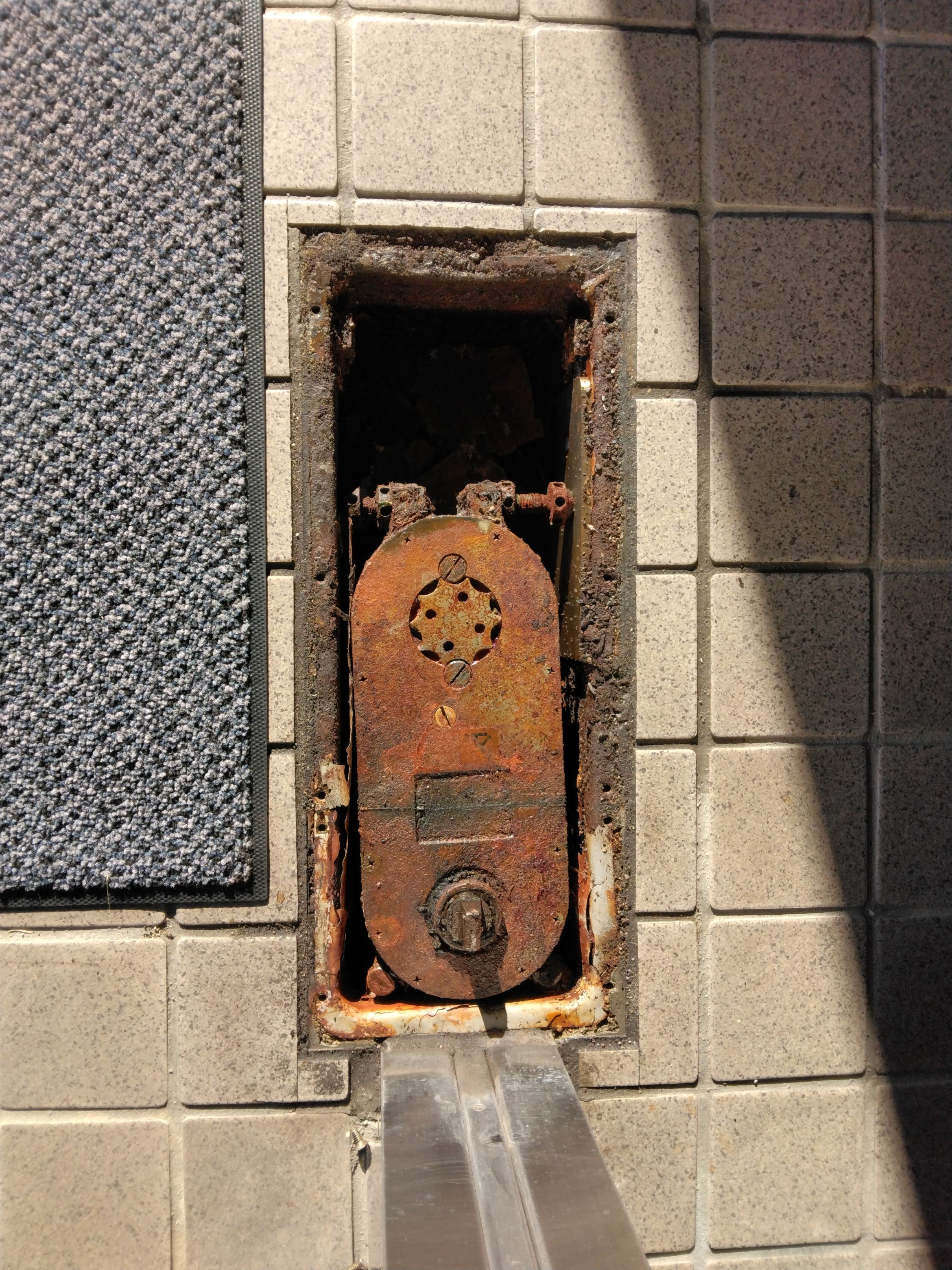 小島硝子の開閉動作が困難になったﾌﾛｱｰﾋﾝｼﾞを交換。の施工事例詳細写真1