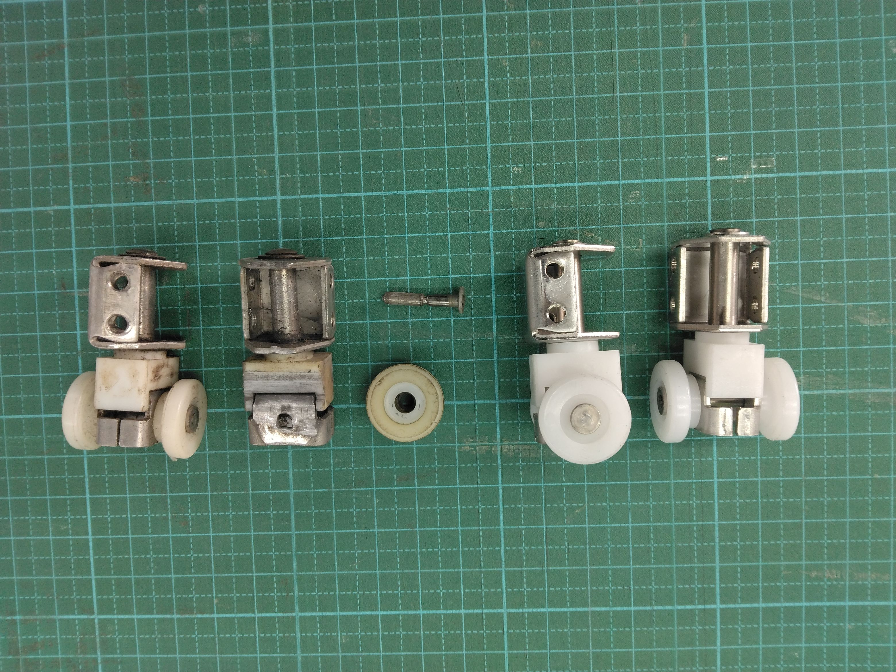 小島硝子の浴室折れ戸の吊り車を交換。の施工事例詳細写真1