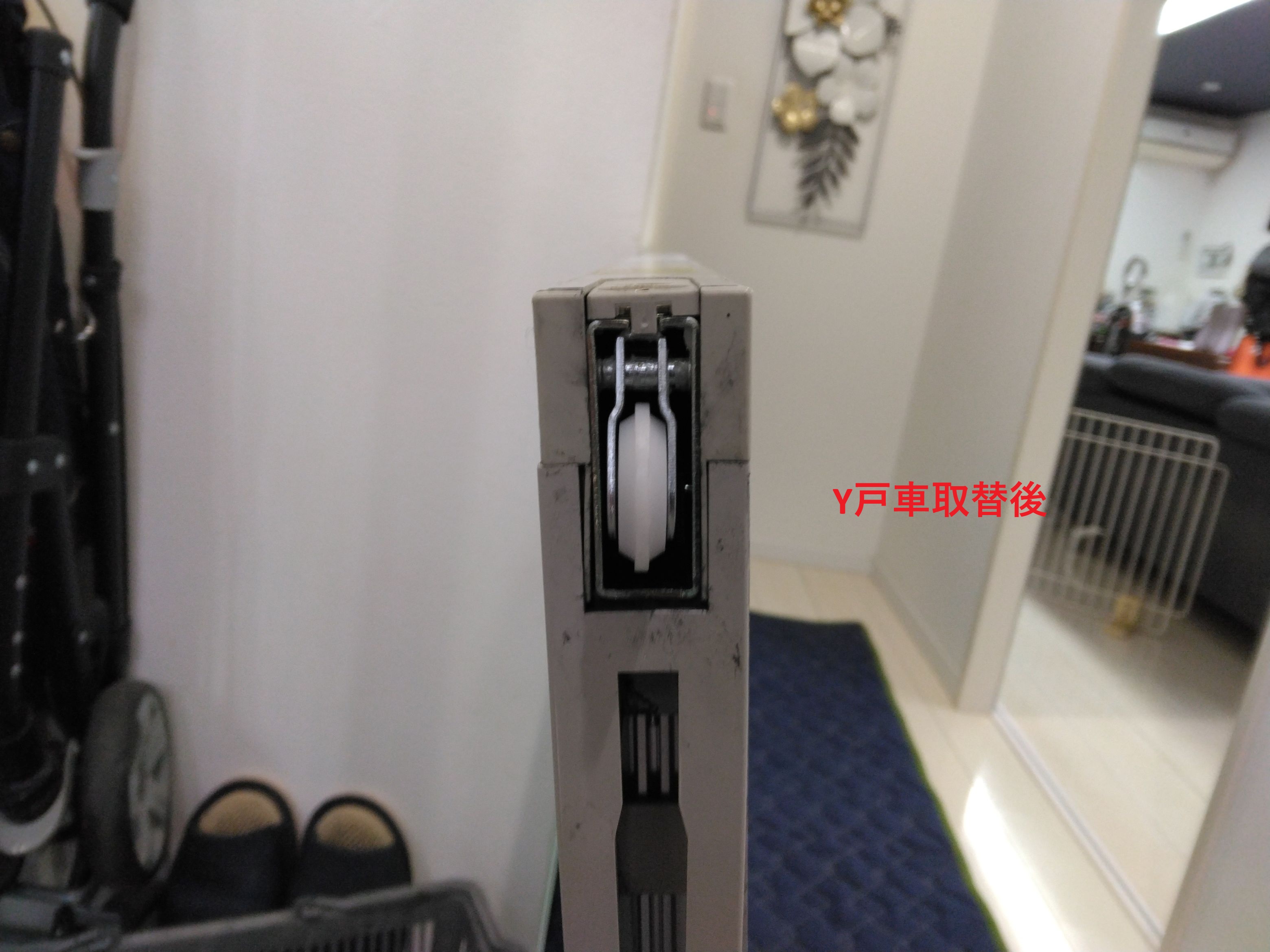 小島硝子の経年劣化で故障した、室内引戸の戸車を交換工事。の施工事例詳細写真2