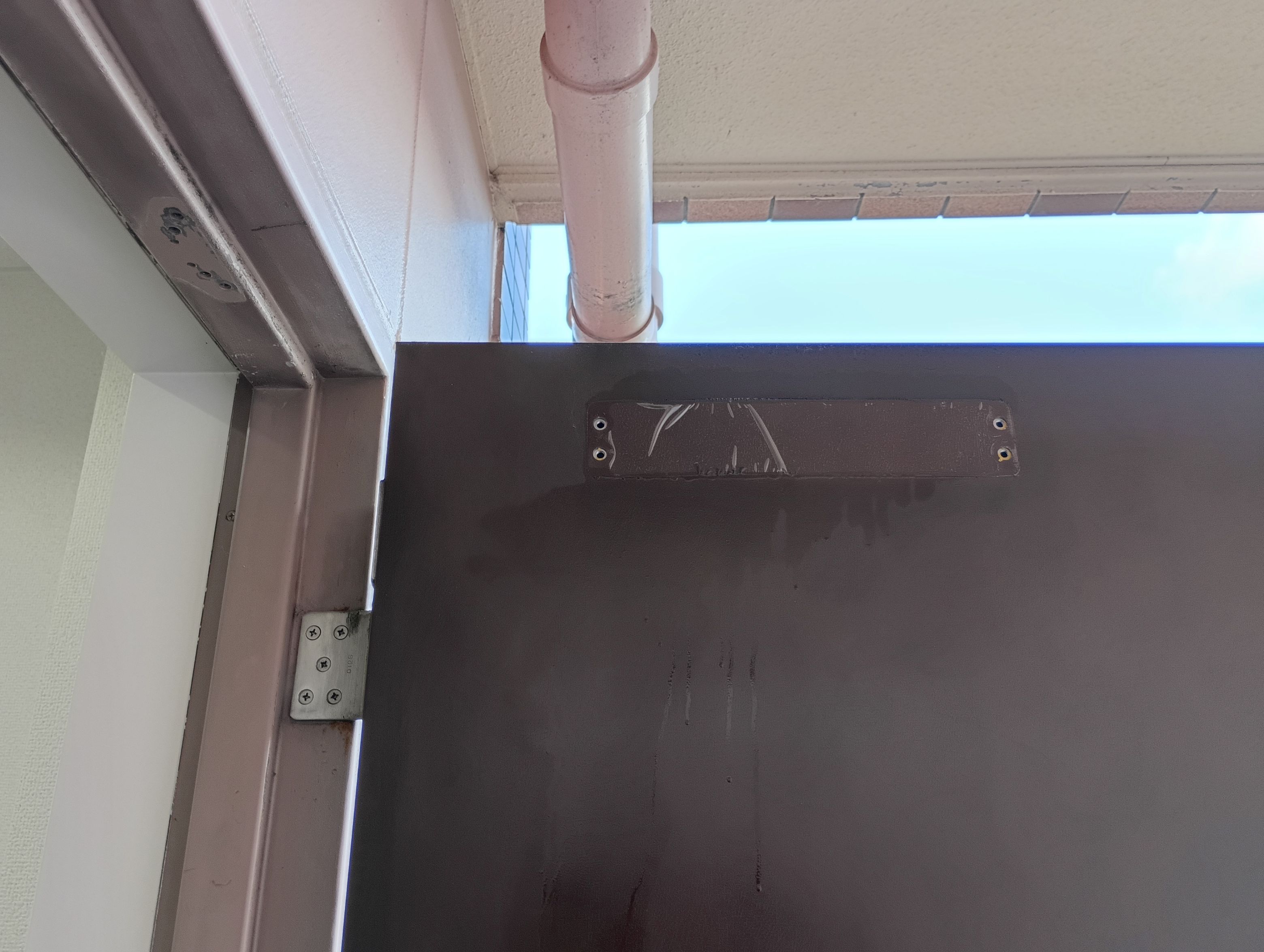 小島硝子の油漏れして故障したドアクーザを交換工事。の施工事例詳細写真2