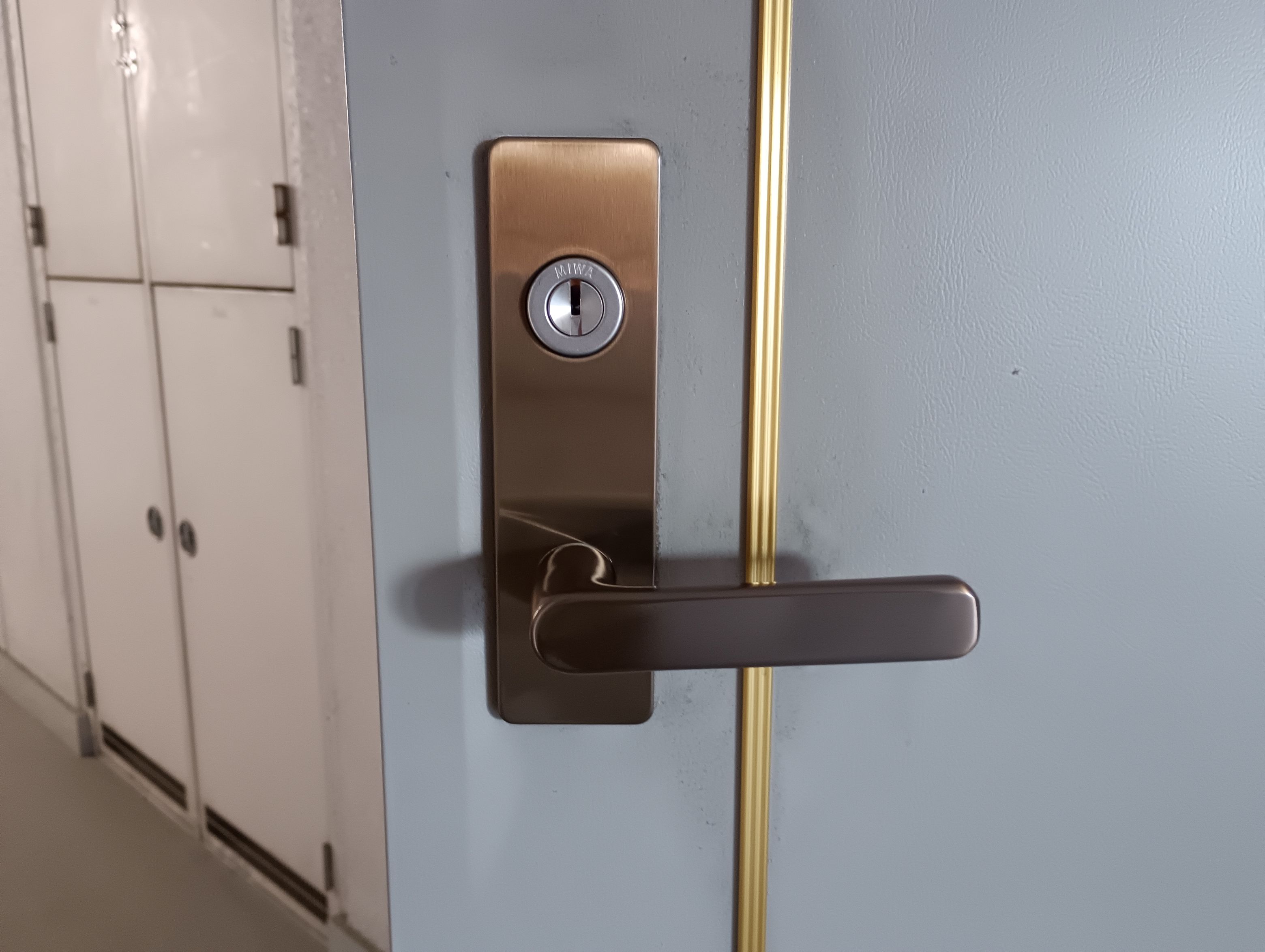 小島硝子の故意に傷つけられた面付箱錠を交換工事。の施工事例詳細写真3