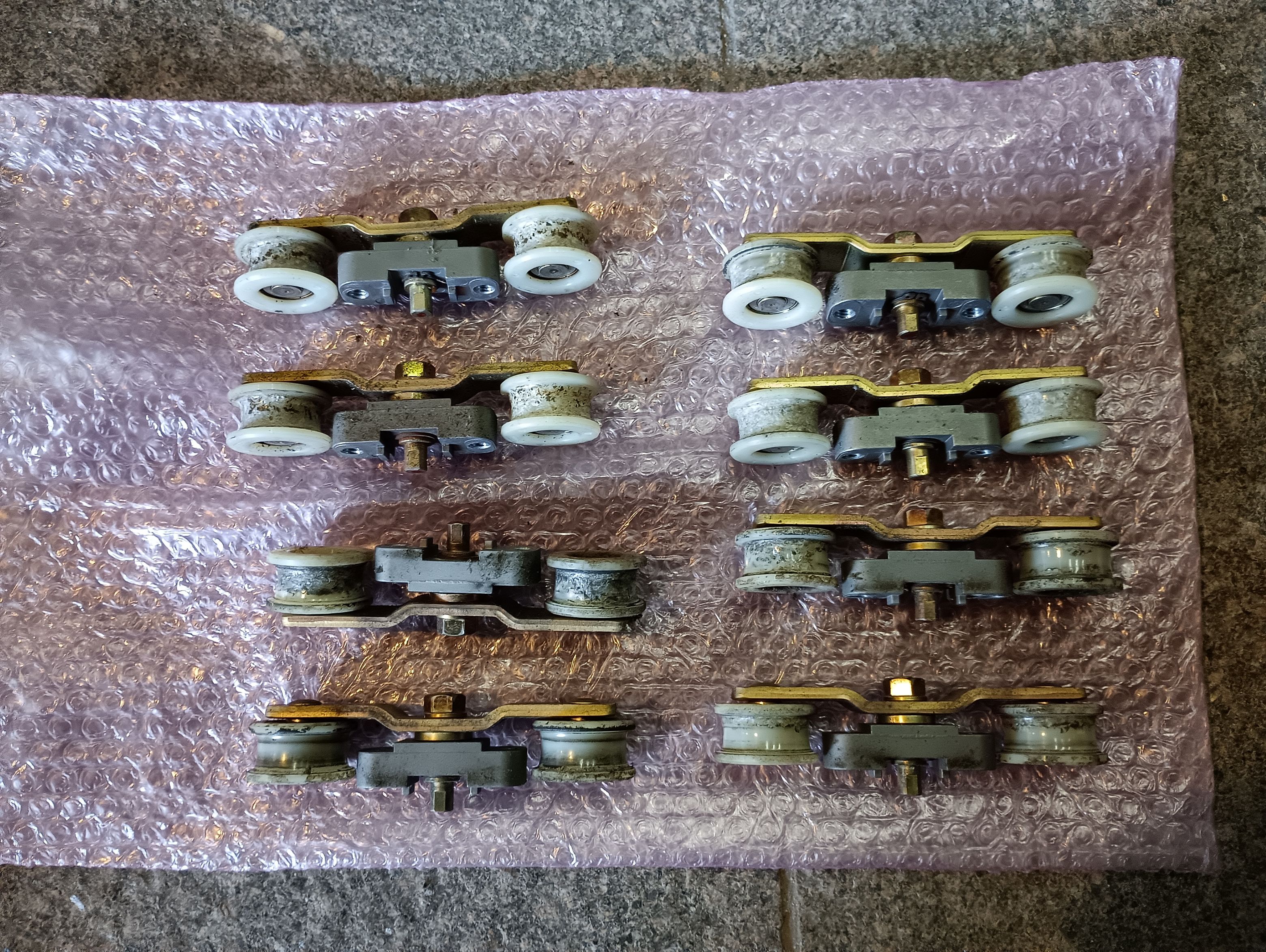 小島硝子の劣化した自動ドアの吊り車を交換工事。の施工事例詳細写真1