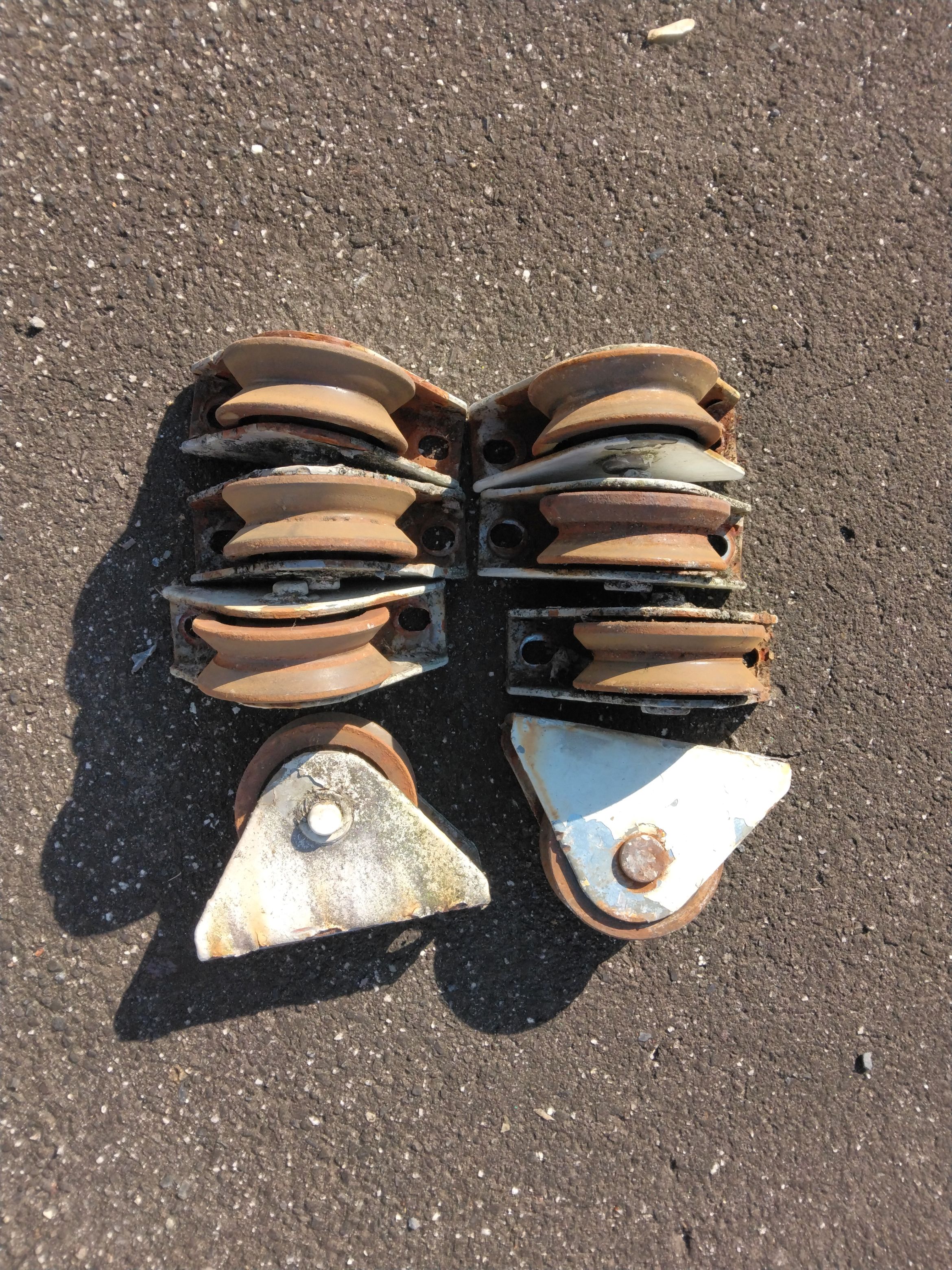 小島硝子の経年劣化で開閉操作が重くなった門扉の戸車を交換工事。の施工事例詳細写真4